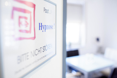Zahnarzt Köln-Ostheim – Kroll & Apostologlou – Leistungen – Hypnose bei Angstpatienten Zahnarzt Köln-Ostheim - Kroll & Apostologlou - Leistungen - Hypnose bei Angstpatienten